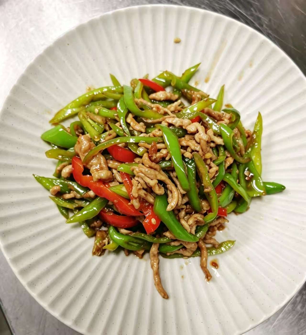Gebratene Schweinefleischstreifen mit Spitzpaprika