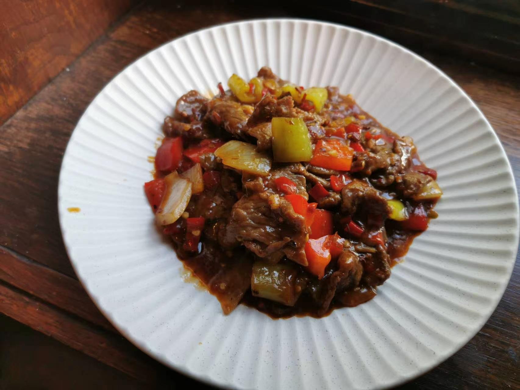 Gebratenes Rindfleisch mit Chilisauce und Peperoni