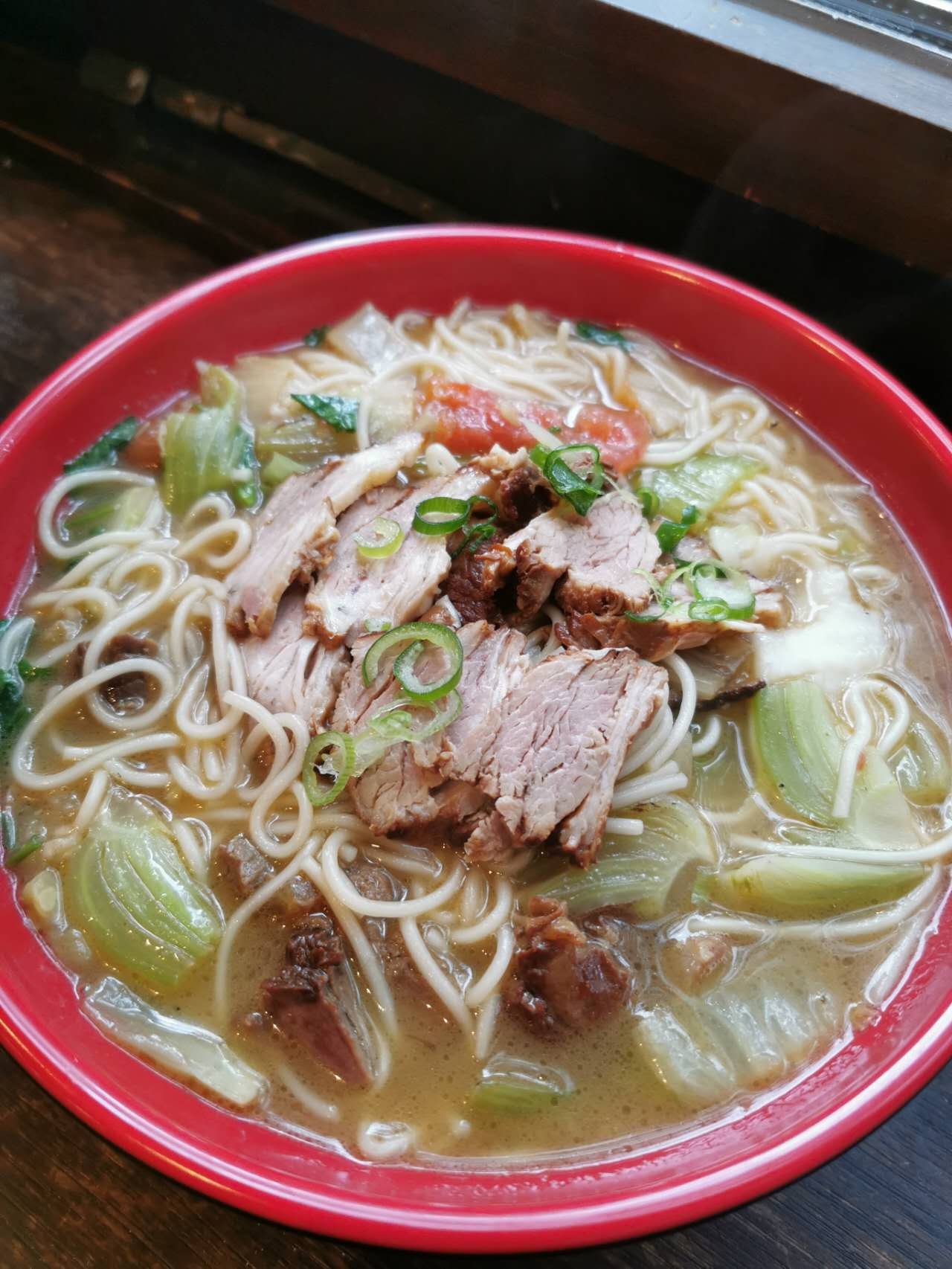 Nudelsuppe mit Schweinefleisch, Chinakohl & Tomaten in Knochenbrühe