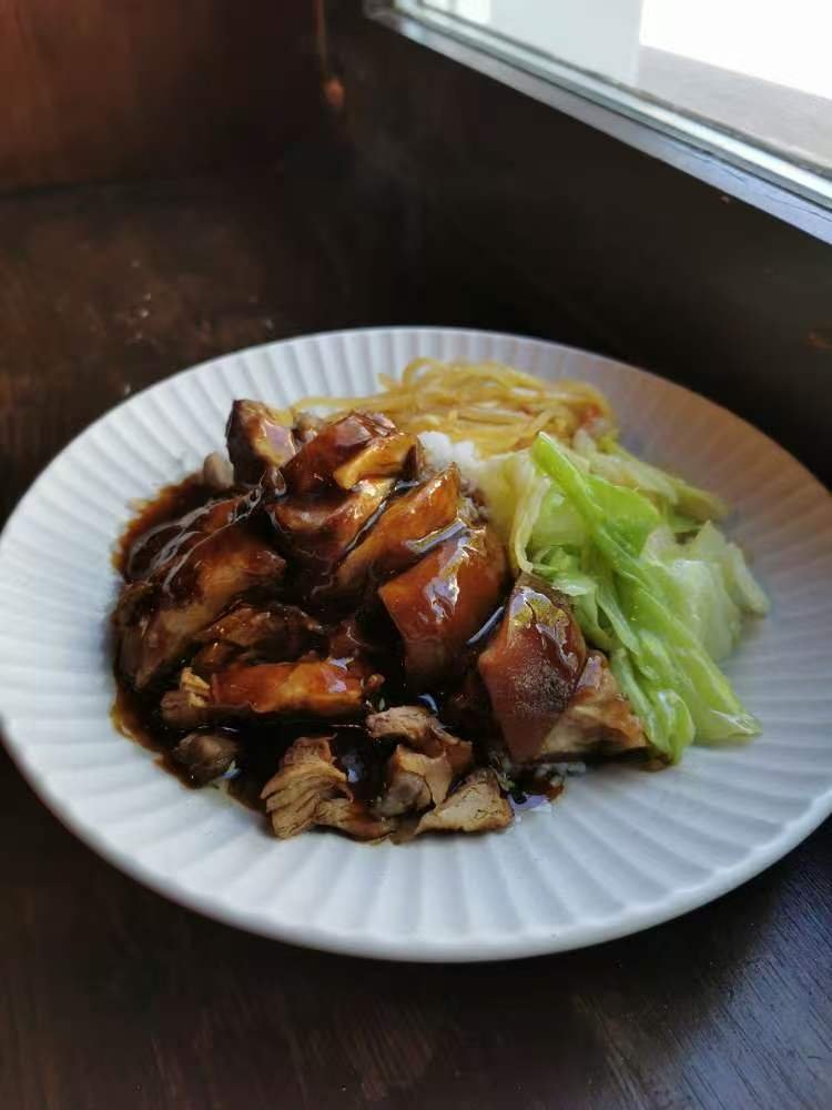 Reis-Bowl mit geschmorter Schweinshaxe & Salat