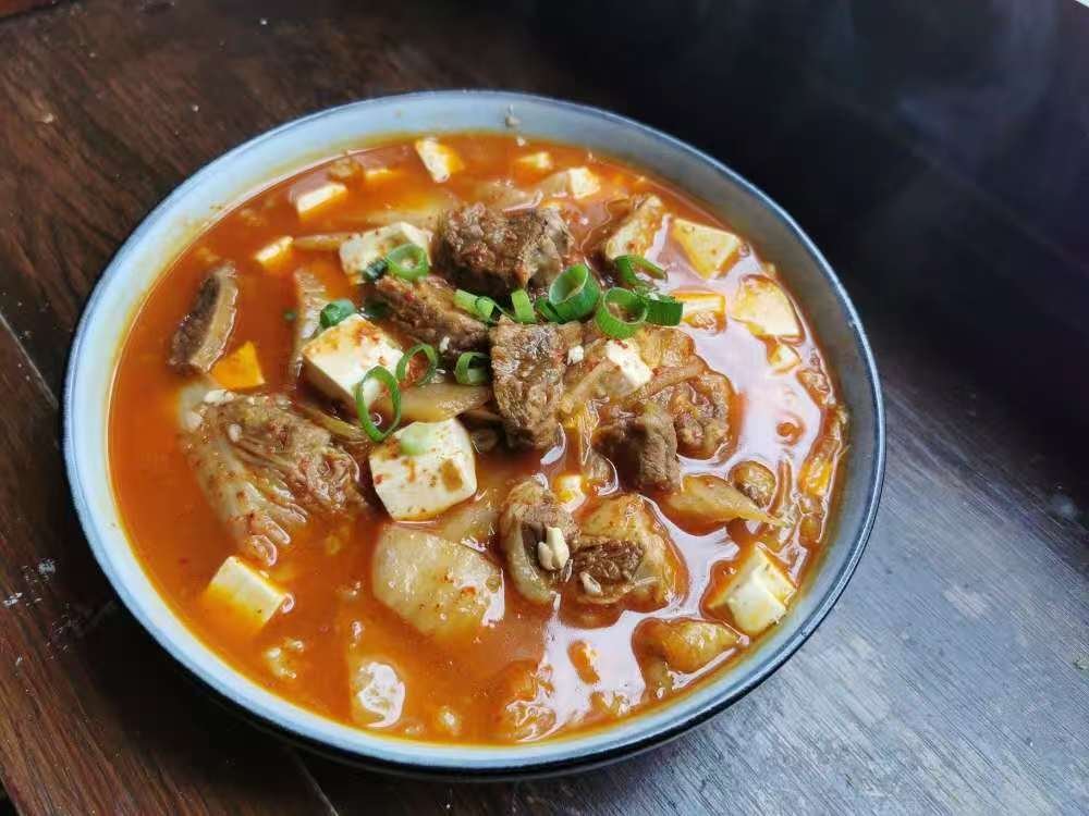 Suppenfleisch gekocht mit Kimchi und Tofu