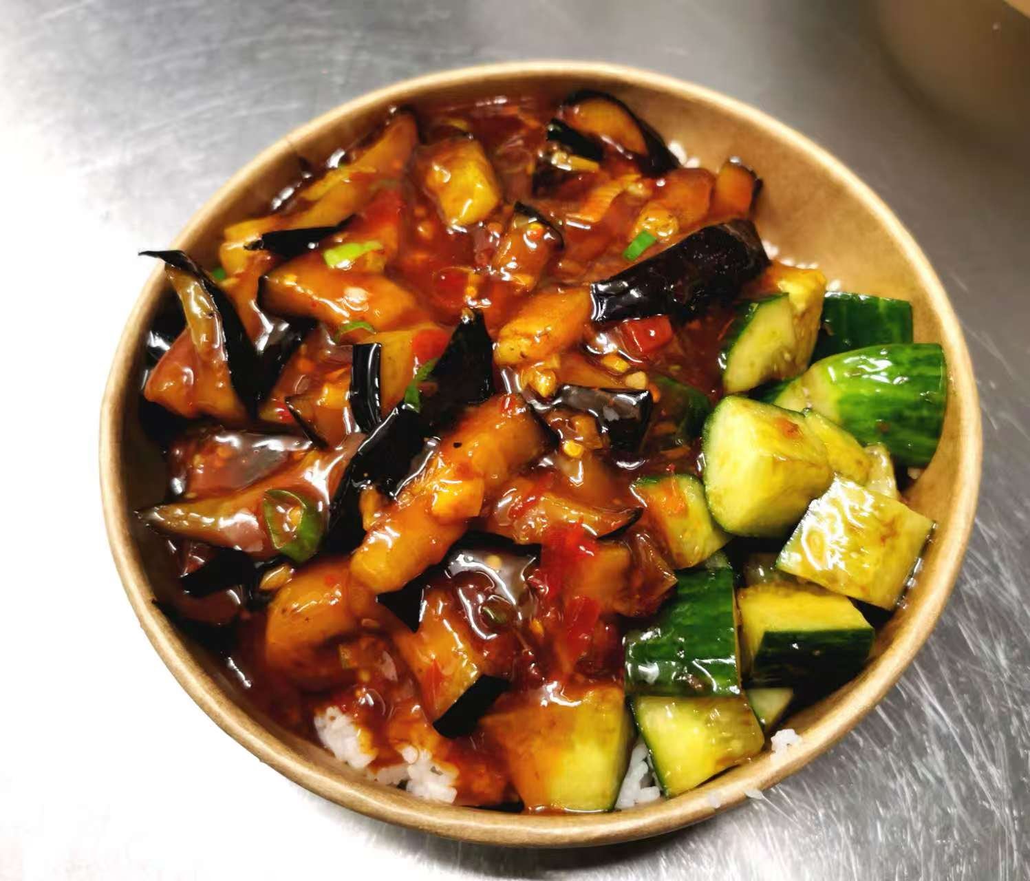 Reis-Bowl mit Aubergine, süßsauer scharf